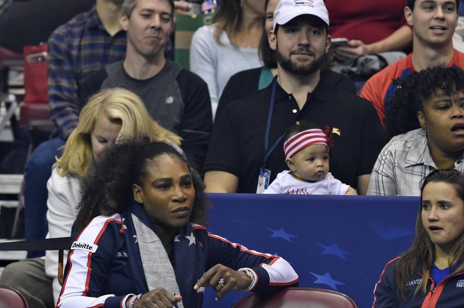 Serena Williams, la scorsa settimana in Fed Cup: alle sue spalle il marito Alexis con la piccola Alexis Olympia. Afp
